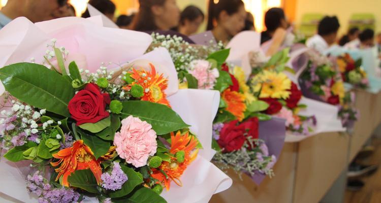 以百合花代表老师的辛勤与慈爱（老师如同百合，承载着希望与关怀）
