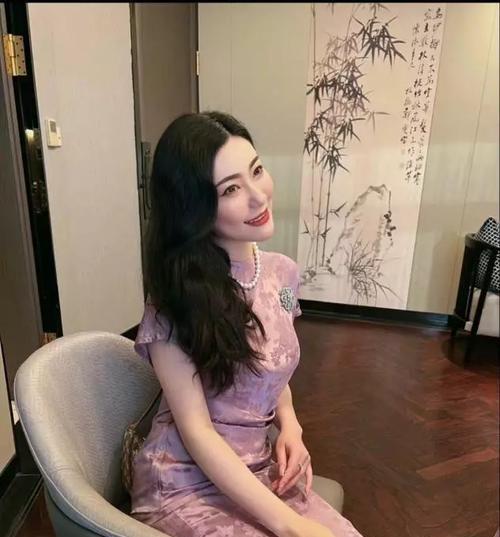探寻女人高雅气质的花之美（以花为镜，绽放女性高贵典雅之美）