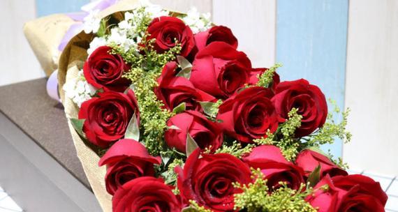 十一朵红玫瑰花的花语——爱与浪漫的象征（透过红玫瑰花解读爱情的无限可能）