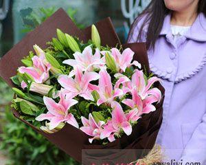 百合花的象征意义及送女友百合花的深意（探究百合花传递的爱情信息和情感表达方式）