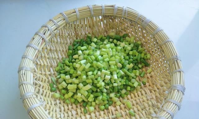 蒜苔是否需要去皮（探究蒜苔的去皮问题）