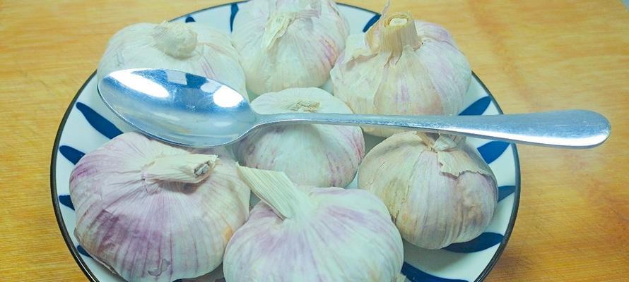 快速、干净的剥蒜技巧（大幅提高蒜剥速度）