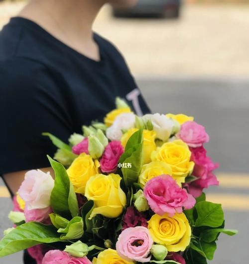 粉黄玫瑰花束花语传递爱与温暖（绽放在心间的芬芳）