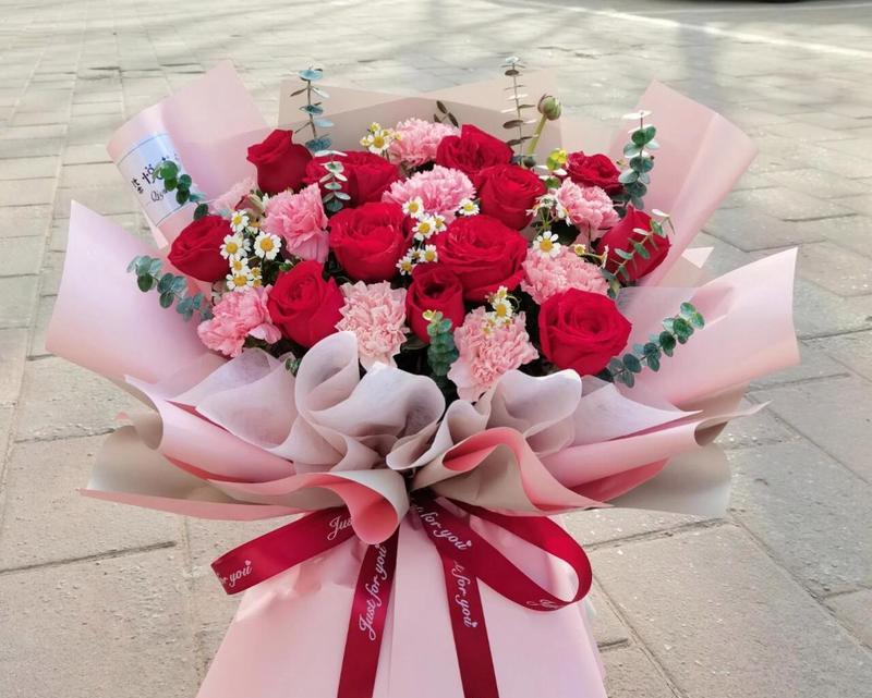 父亲节康乃馨玫瑰花搭配花束教程完整版在哪里找？需要准备哪些材料？