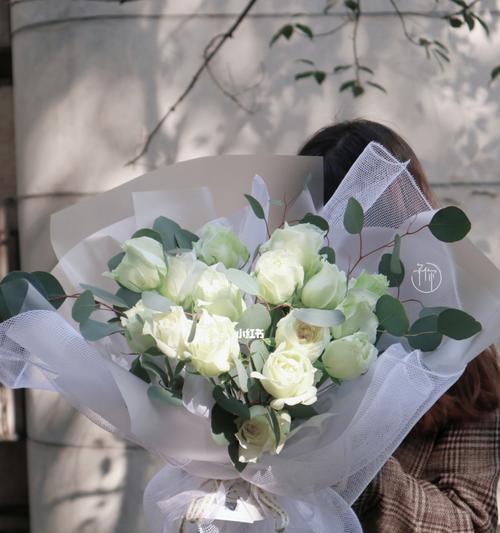 送白玫瑰代表什么含义？白玫瑰的花语有哪些解释？