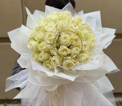 香槟玫瑰花代表什么意思？花语背后的深层含义是什么？