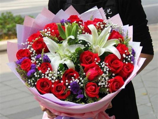 在媳妇生日送玫瑰花合适吗？女生是否也可以送花？