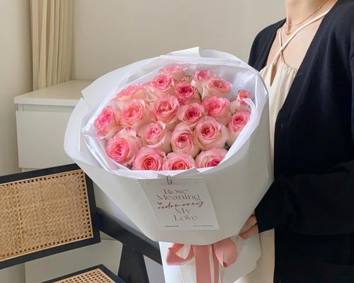 渐变色玫瑰花束怎么放花瓣视频