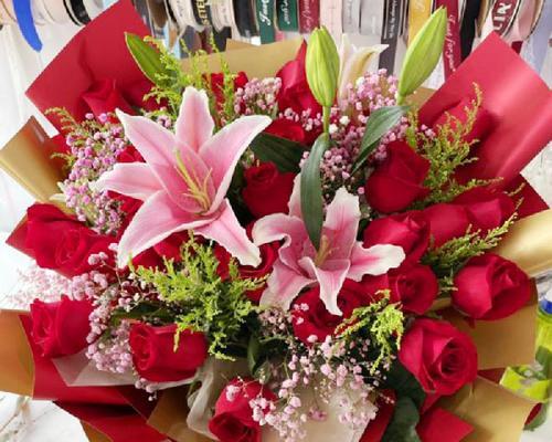 2支百合和8支玫瑰组合的花语是什么？