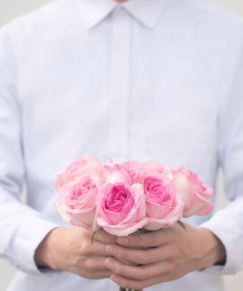 男性送玫瑰花通常意味着什么？