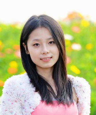 甜美俊俏的女人与花语有何关联？它代表了哪种特质？