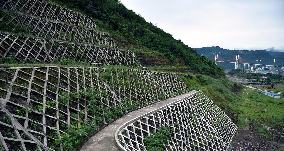 高速公路两边的护坡有哪些类型？各自的优缺点是什么？
