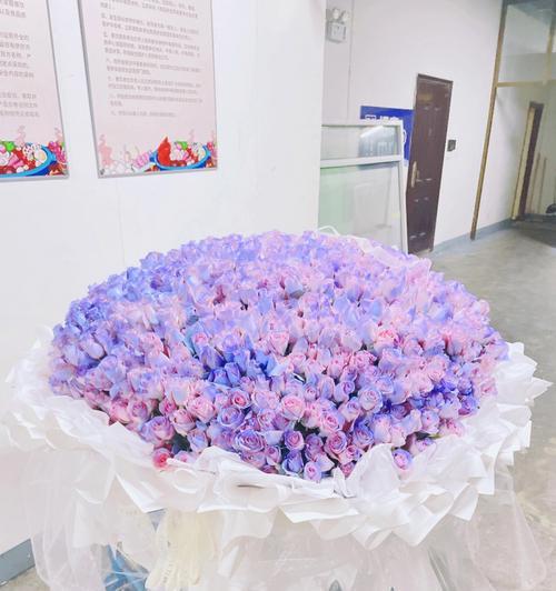 紫色玫瑰碎冰蓝的花语有何特别含义？