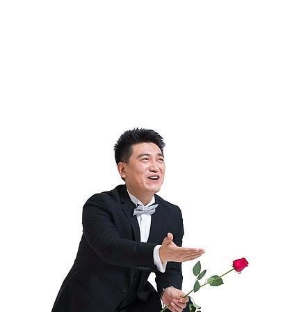 女性跪下撒玫瑰花有何象征意义？它在传统中代表什么？
