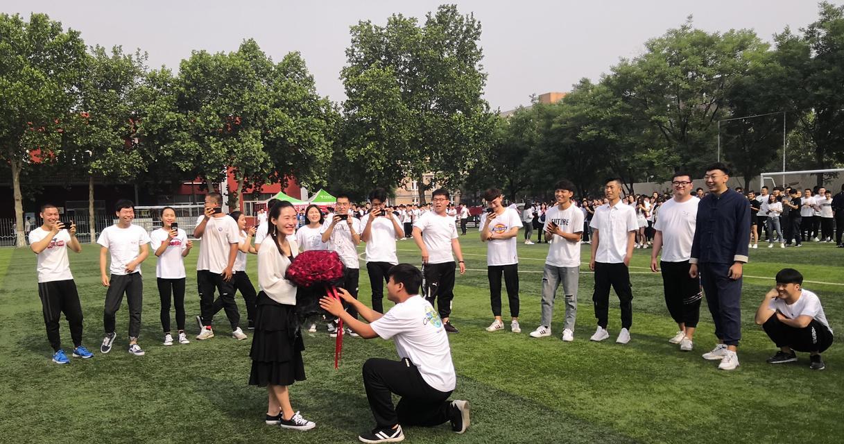 女性跪下撒玫瑰花有何象征意义？它在传统中代表什么？