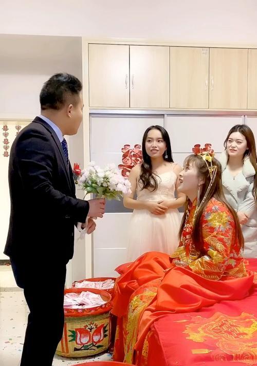 女性跪下撒玫瑰花有何象征意义？它在传统中代表什么？