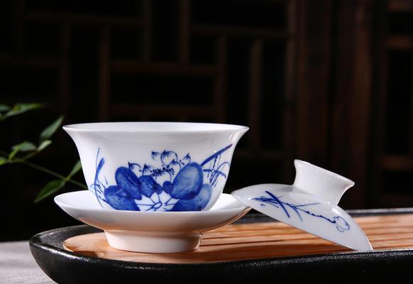 君子兰青花瓷盖碗的养护方法是什么？如何正确照料？