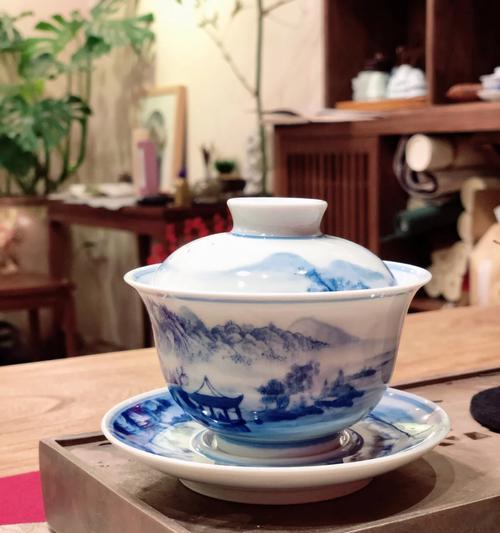 君子兰青花瓷盖碗的养护方法是什么？如何正确照料？
