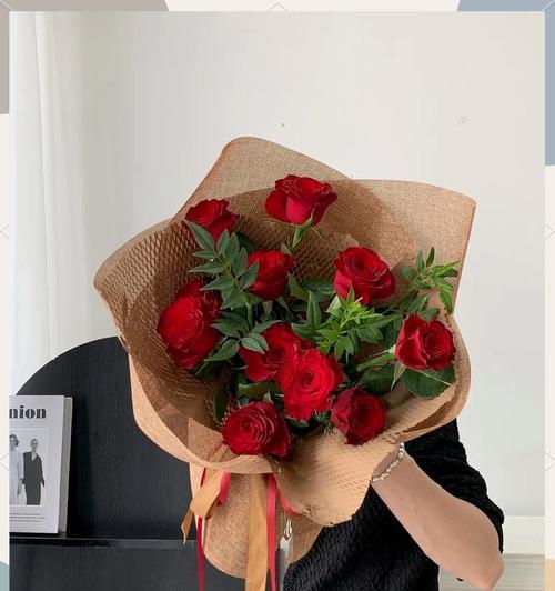 送花给女伴时，花语应该表达什么情感？