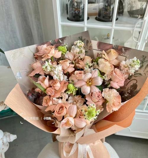 小花束美拉德的花语是什么？它在花束中扮演了什么角色？