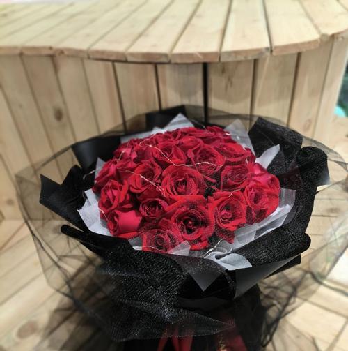 33朵粉玫瑰的花语是什么？它象征着什么？