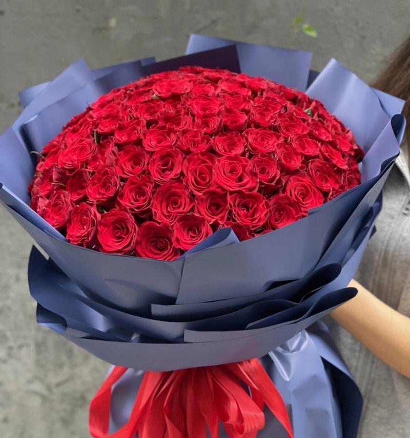 十朵玫瑰花通常象征着什么？