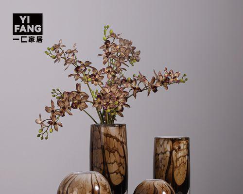 金色玻璃插花花瓶的装饰技巧是什么？