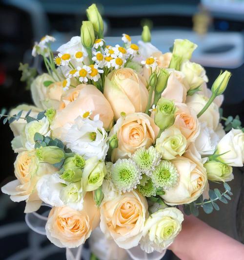 手捧花代表幸福的花语是什么？幸福的手捧花有何寓意？