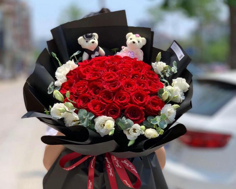三大朵鲜艳玫瑰花语是什么？三大朵鲜艳玫瑰代表什么意义？