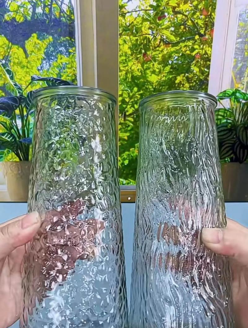 插花时必须使用玻璃瓶还是花盆？
