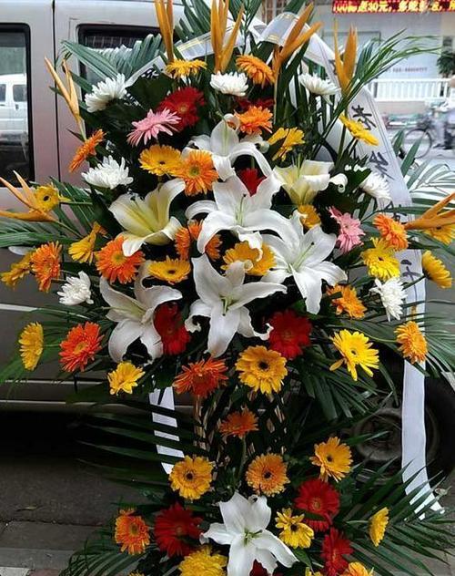 在祭奠仪式中，通常使用哪些花卉？