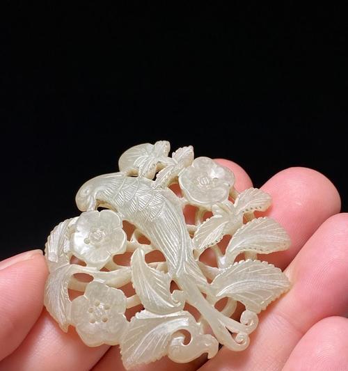 有花和喜鹊的吊坠寓意是什么？购买时需要注意什么？