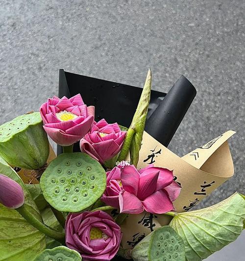 带荷花的花有什么寓意？荷花在花束中的特殊含义是什么？