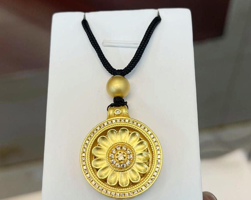 黄金太阳花吊坠象征什么？