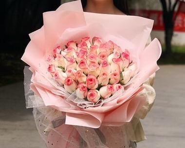 红绣玫瑰花语（红绣玫瑰的花语传递的情感和意义）