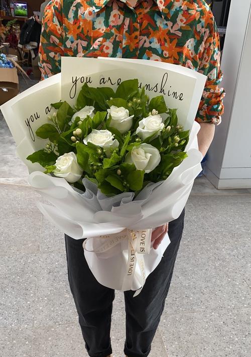 白色玫瑰与茉莉花组合的寓意是什么？