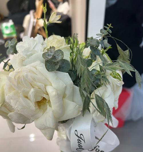 送妈妈的百合手捧花寓意是什么？