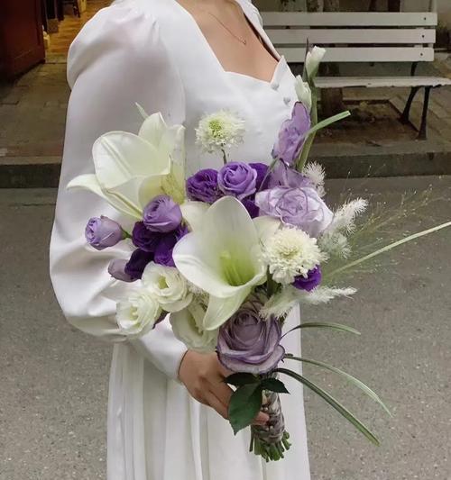 送妈妈的百合手捧花寓意是什么？