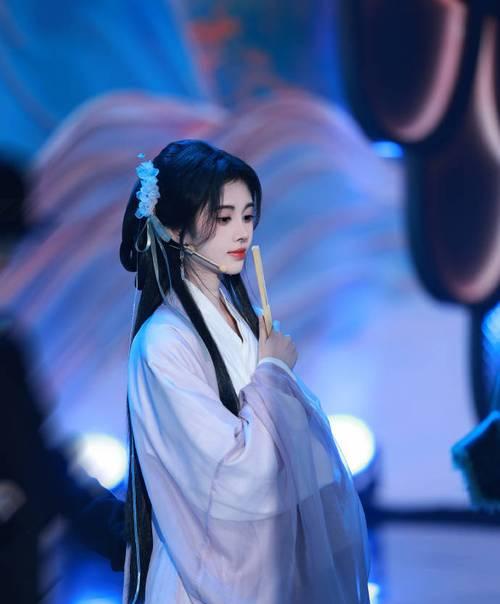 蓝色汉服上的蝶恋花语有何含义？