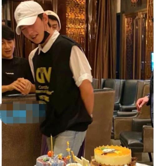 背手手捧花代表什么？背手手捧花的象征意义是什么？