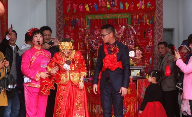 福建人戴花有什么特别的寓意？这种习俗有何历史？