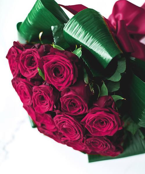 中间一朵红色花的含义是什么？红色花在花束中的象征意义是什么？