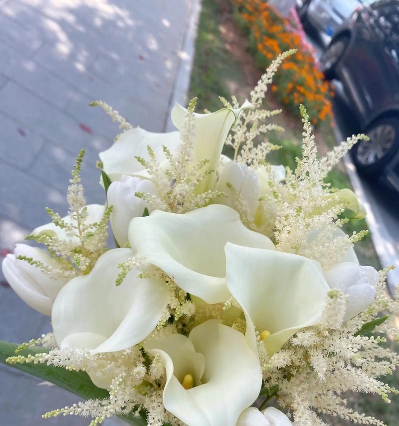 入场时自己拿手捧花有何特殊意义？