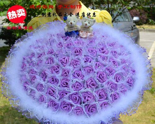 手捧花中的蓝色娃娃代表什么？它们的寓意是什么？