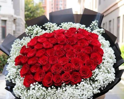 红色玫瑰花代表什么？红色玫瑰花的深层含义是什么？