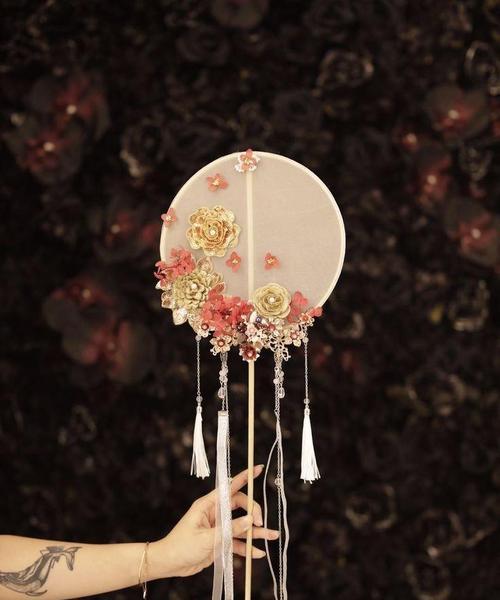 合欢扇与手捧花寓意相同吗？两者在寓意上有何异同？