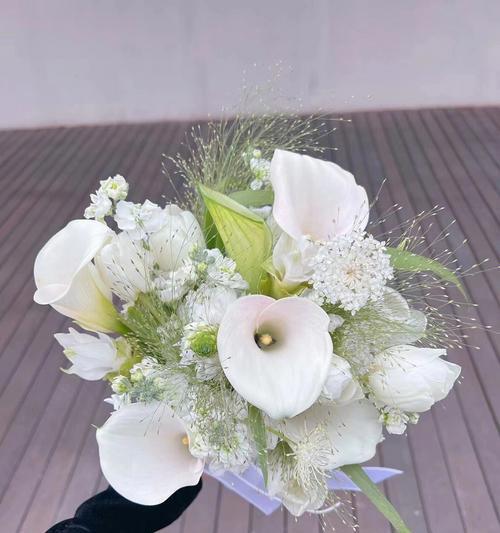 荷花蓬蓬手捧花代表什么？荷花蓬蓬手捧花的寓意是什么？