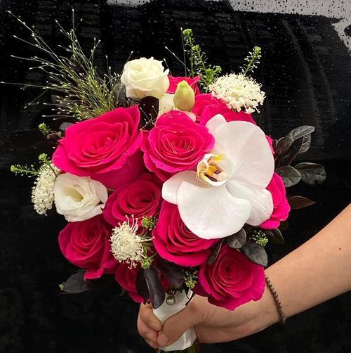 手捧花对新人有何意义？新人手捧花的花语是什么？