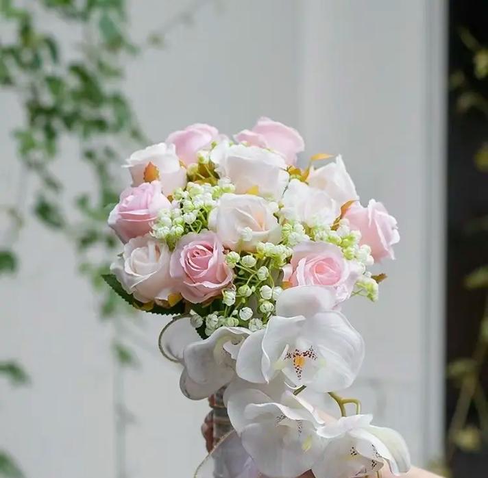 手捧花扎两个是什么意思？手捧花组合的寓意是什么？