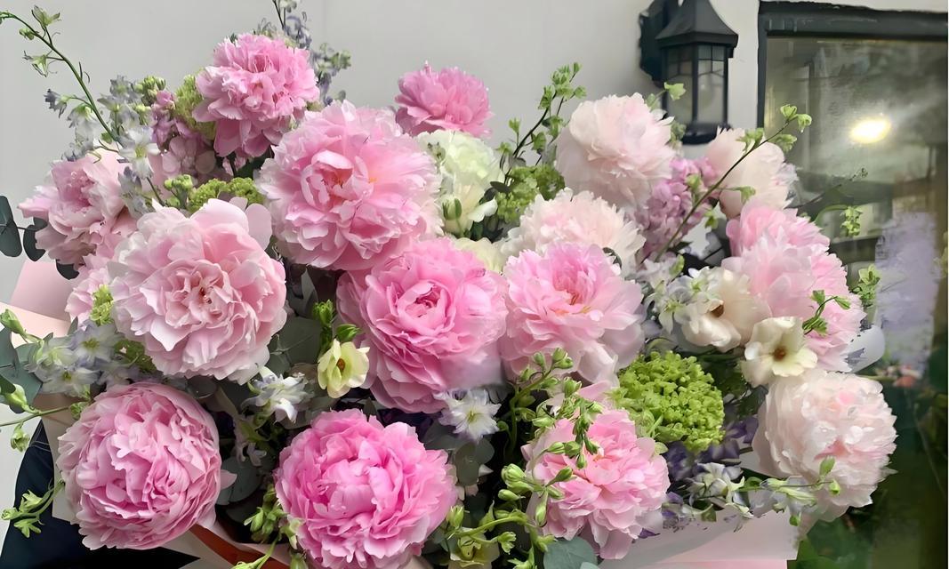 母亲节送一朵真花有何寓意？选择真花时应注意什么？